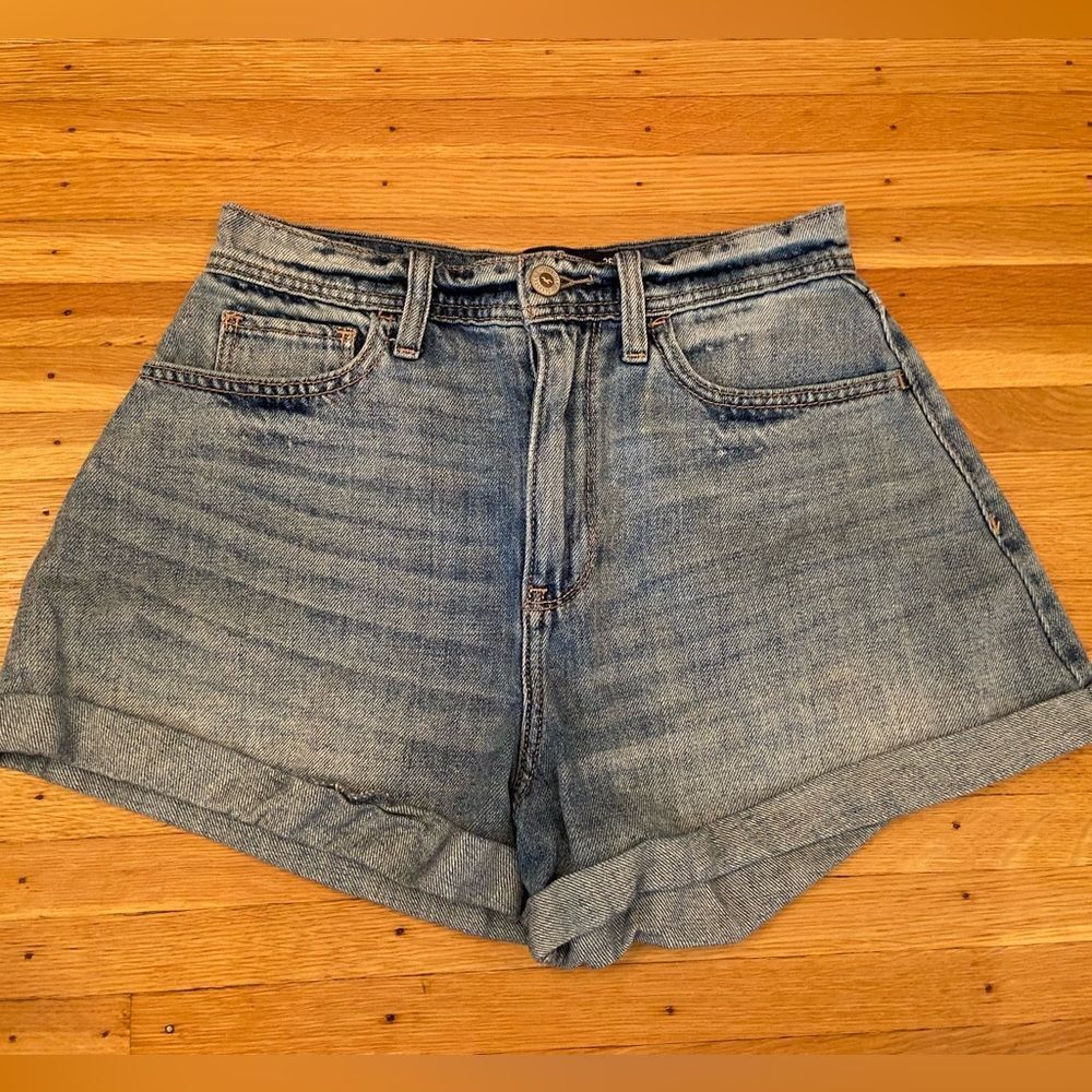 Hollister Ultra High Rise Relaxed Vintage Short 3”
